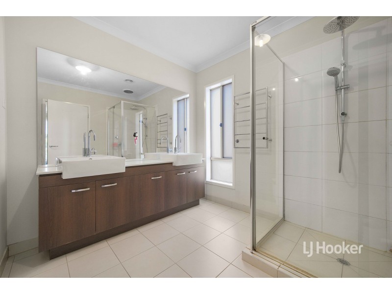 42 Tamborine Avenue, Point Cook VIC 3030