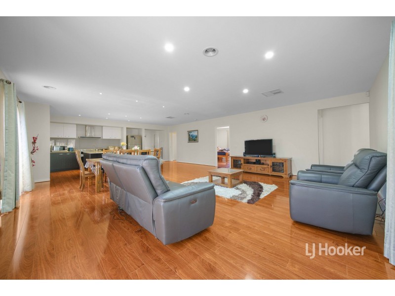 42 Tamborine Avenue, Point Cook VIC 3030