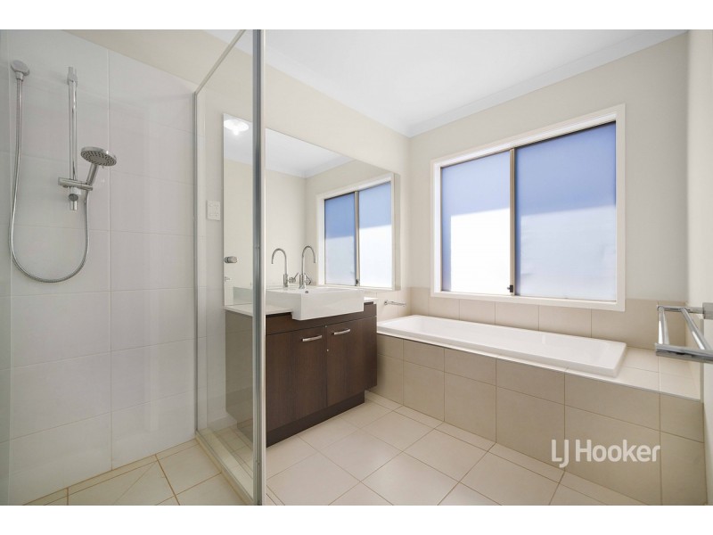 42 Tamborine Avenue, Point Cook VIC 3030