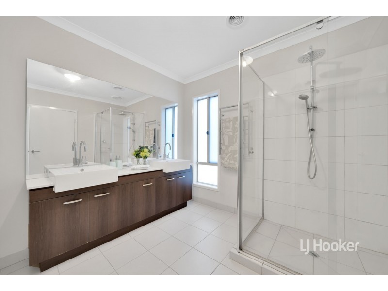 42 Tamborine Avenue, Point Cook VIC 3030