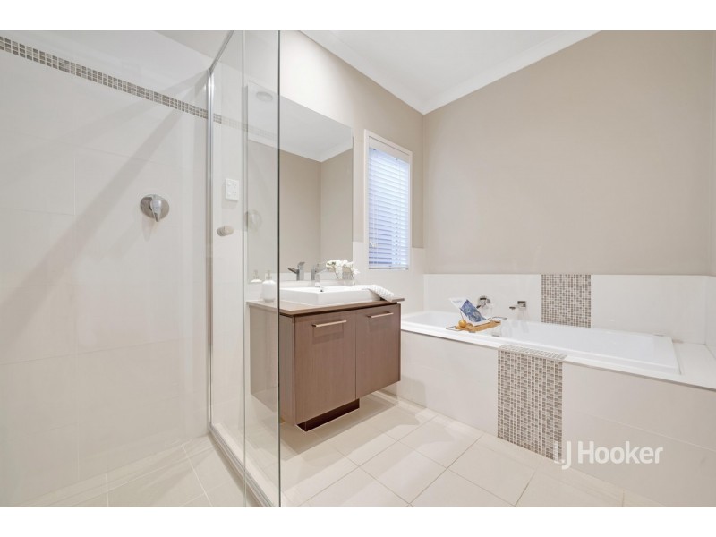 6 Bedarra Link, Point Cook VIC 3030