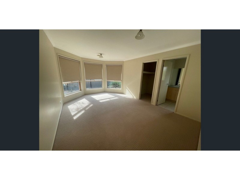 17 Whitlam Green, Point Cook VIC 3030