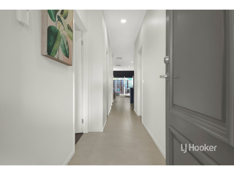 8 Tanner Mews, Point Cook VIC 3030