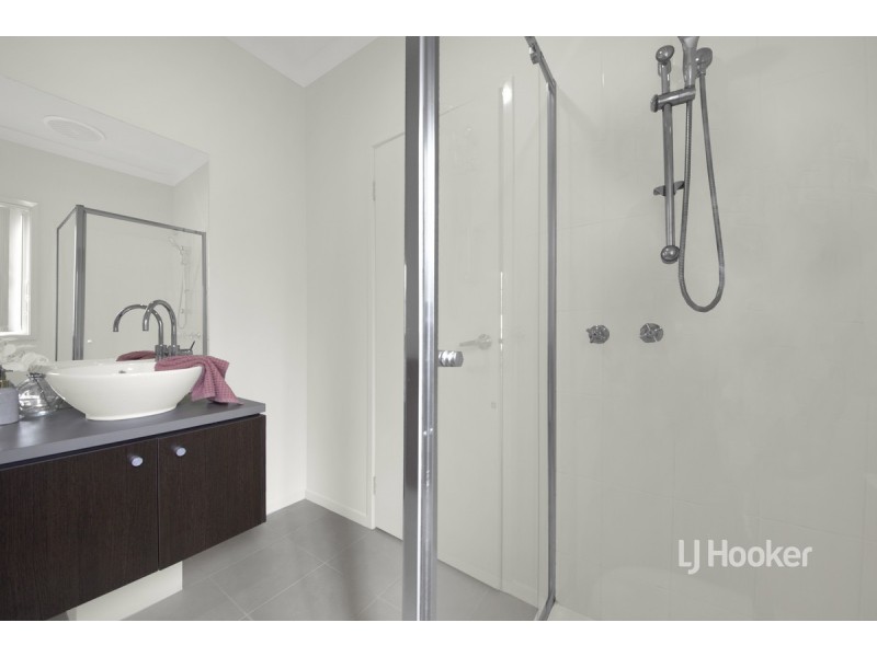 8 Tanner Mews, Point Cook VIC 3030