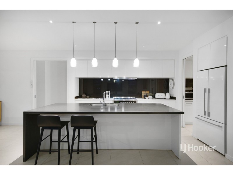 24 Darlington Drive, Williams Landing VIC 3027