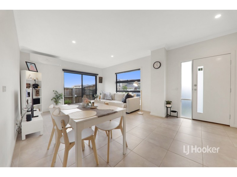 28 Mountjoy Circuit, Clyde North VIC 3978