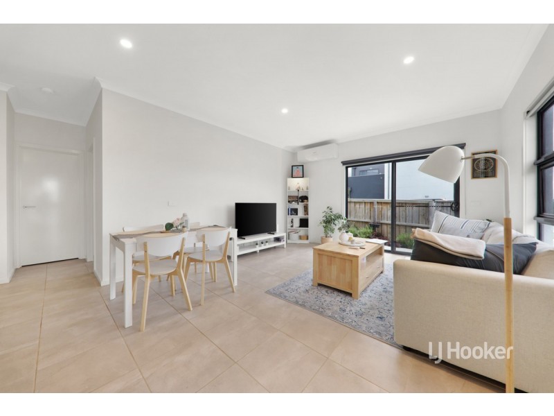 28 Mountjoy Circuit, Clyde North VIC 3978