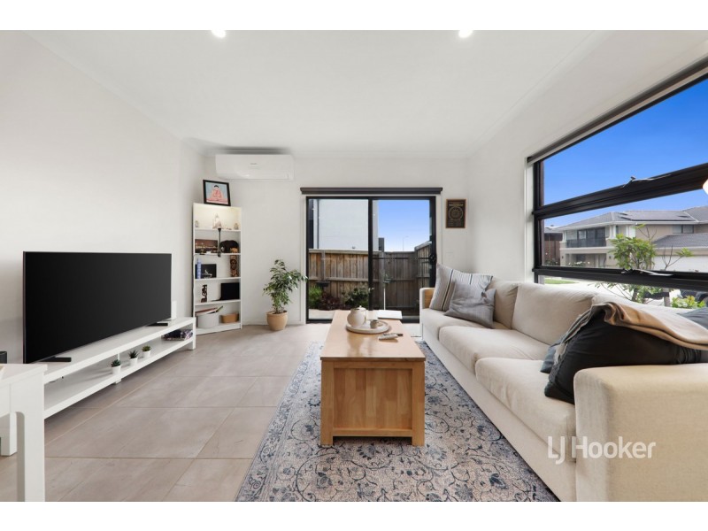 28 Mountjoy Circuit, Clyde North VIC 3978