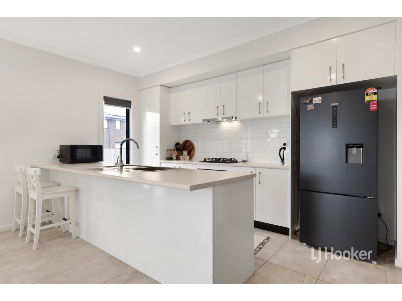 28 Mountjoy Circuit, Clyde North VIC 3978