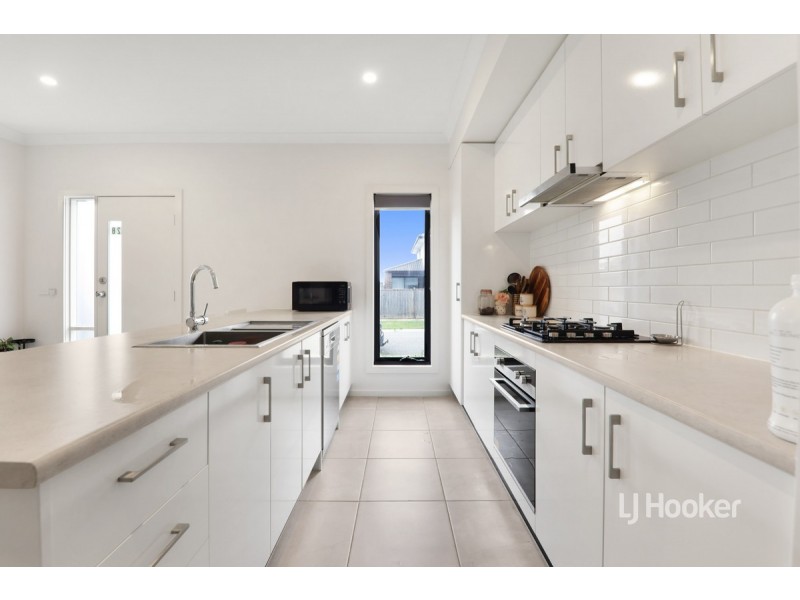 28 Mountjoy Circuit, Clyde North VIC 3978