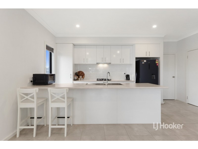 28 Mountjoy Circuit, Clyde North VIC 3978