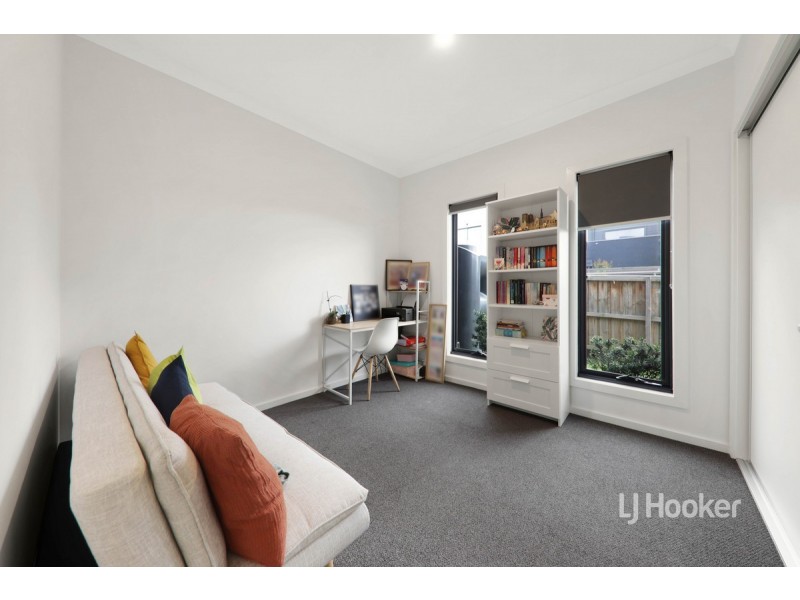 28 Mountjoy Circuit, Clyde North VIC 3978