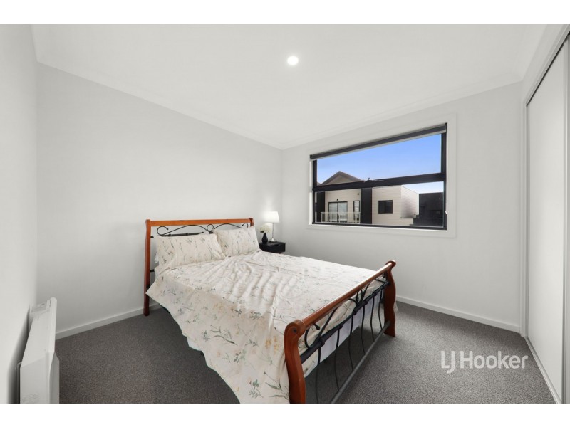 28 Mountjoy Circuit, Clyde North VIC 3978