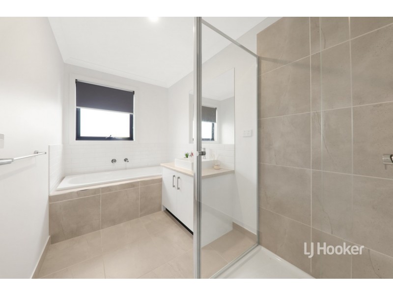 28 Mountjoy Circuit, Clyde North VIC 3978