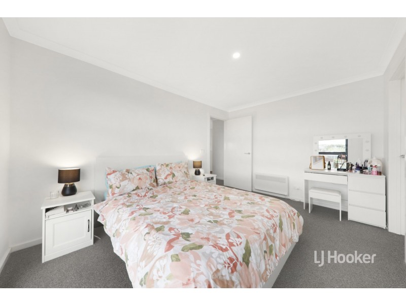 28 Mountjoy Circuit, Clyde North VIC 3978