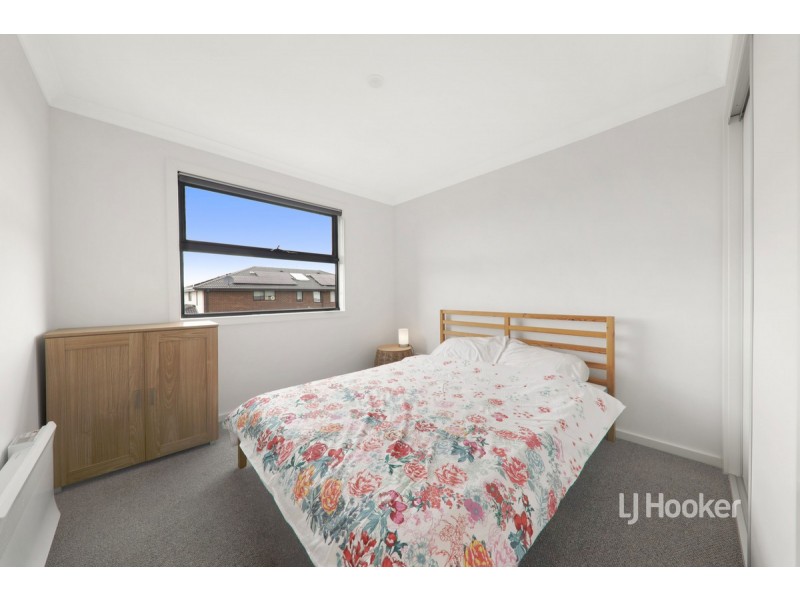 28 Mountjoy Circuit, Clyde North VIC 3978