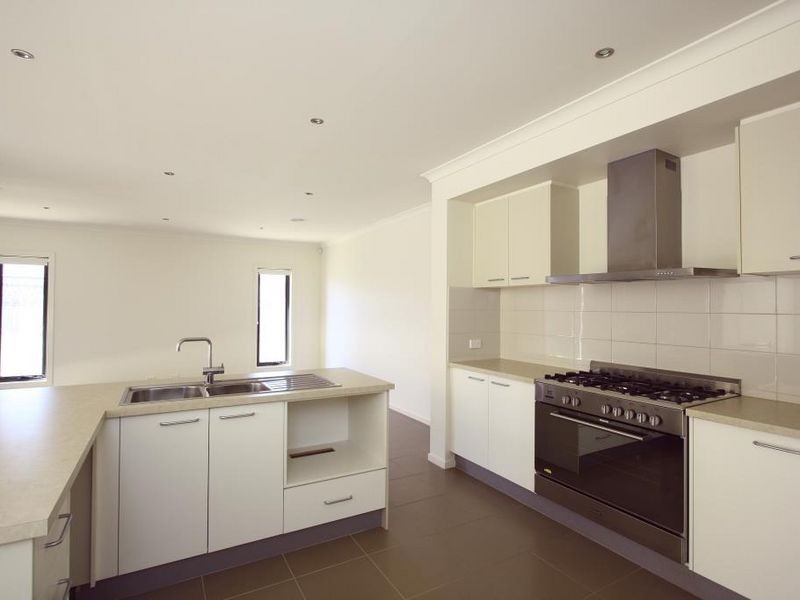 4 Seafarer Way, Sanctuary Lakes VIC 3030