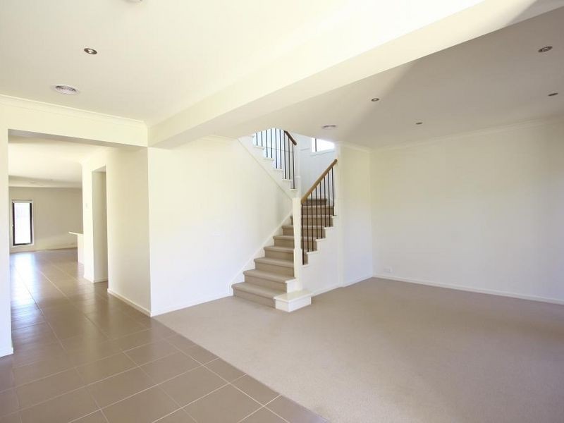 4 Seafarer Way, Sanctuary Lakes VIC 3030