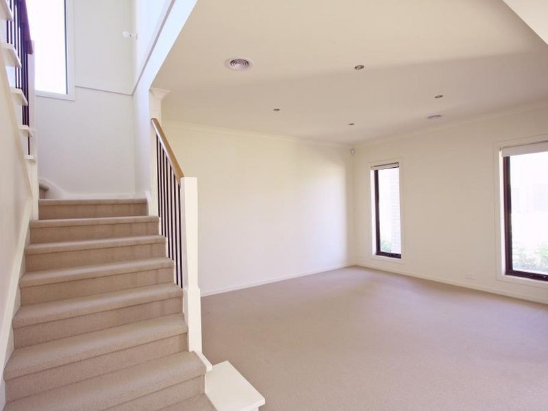 4 Seafarer Way, Sanctuary Lakes VIC 3030