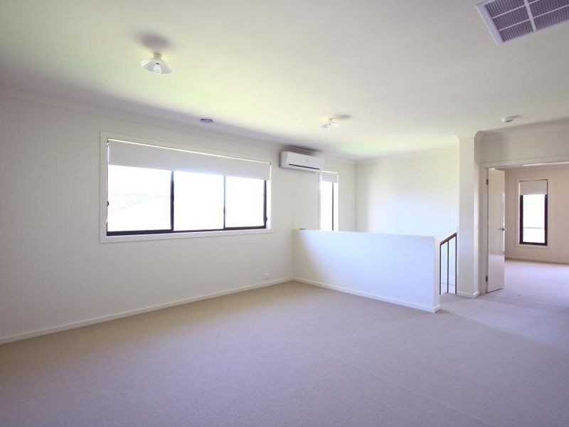4 Seafarer Way, Sanctuary Lakes VIC 3030