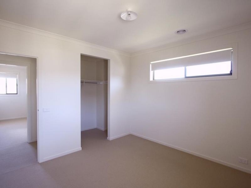 4 Seafarer Way, Sanctuary Lakes VIC 3030