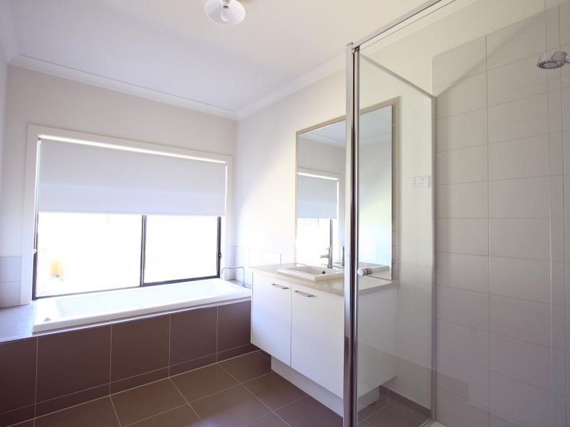 4 Seafarer Way, Sanctuary Lakes VIC 3030