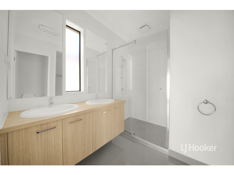 4 Flatbush Avenue, Point Cook VIC 3030