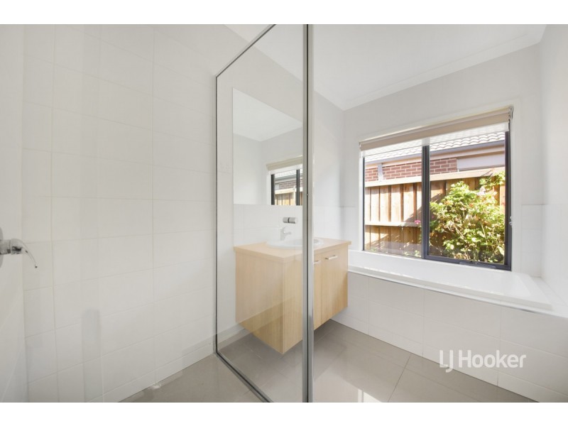 4 Flatbush Avenue, Point Cook VIC 3030