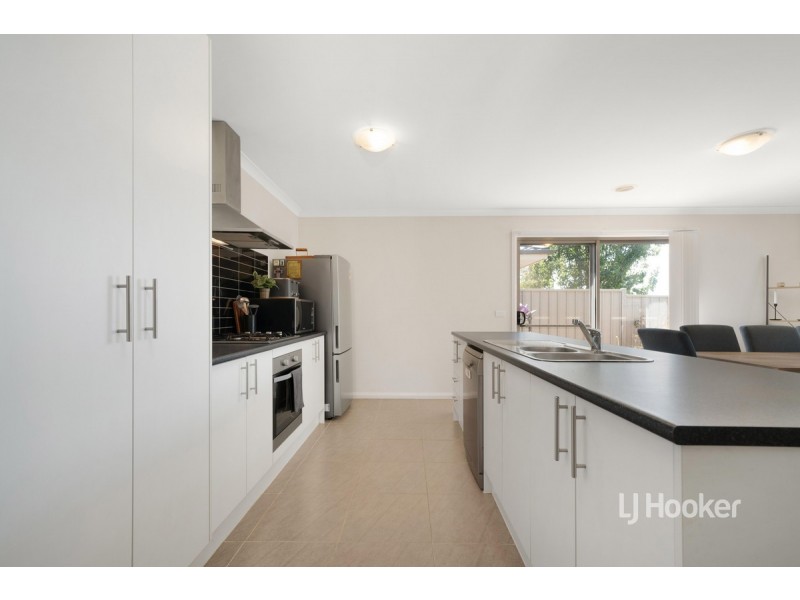 2 Yellow Gum Way, Kurunjang VIC 3337