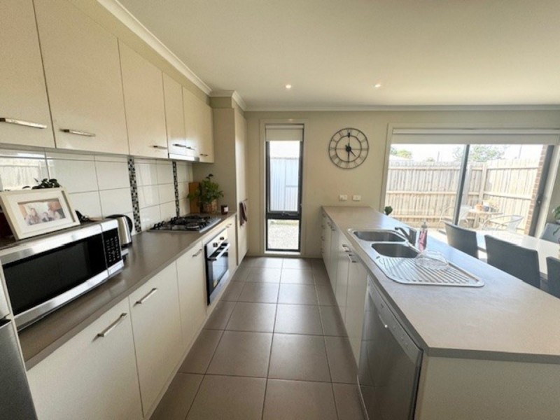 2/181 Riversdale Drive, Tarneit VIC 3029