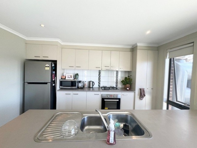 2/181 Riversdale Drive, Tarneit VIC 3029