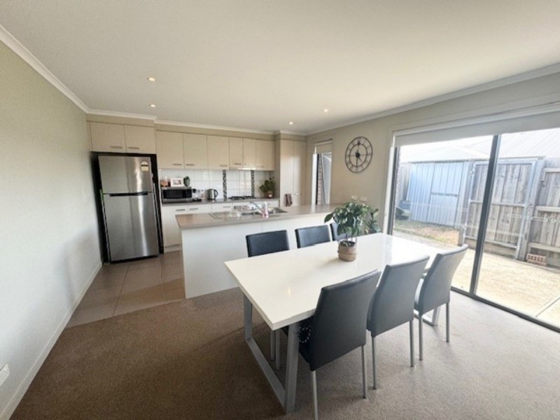 2/181 Riversdale Drive, Tarneit VIC 3029