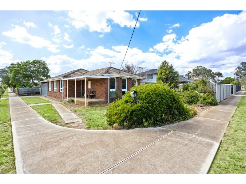 8 Mitchell Road, Melton South VIC 3338