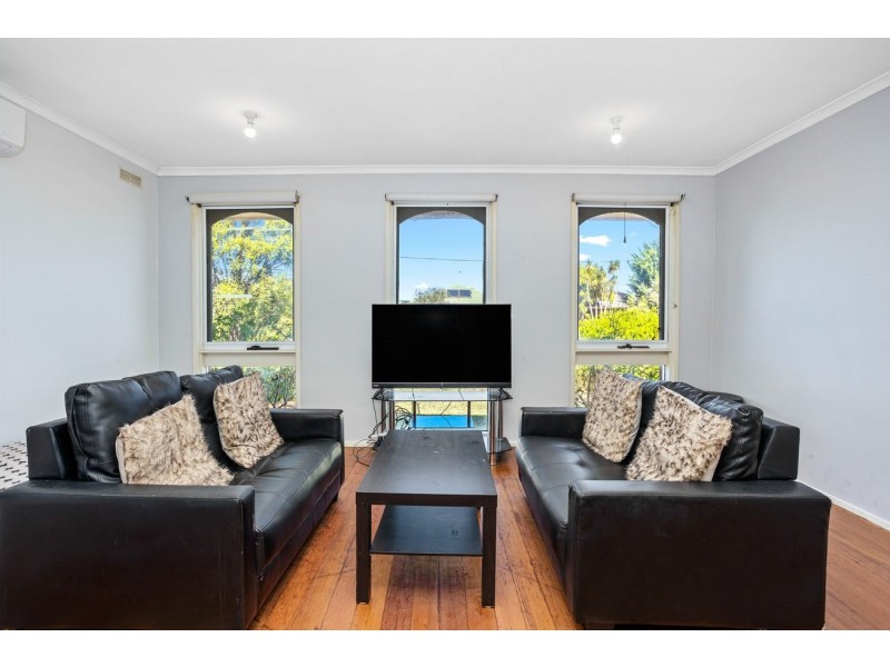 8 Mitchell Road, Melton South VIC 3338