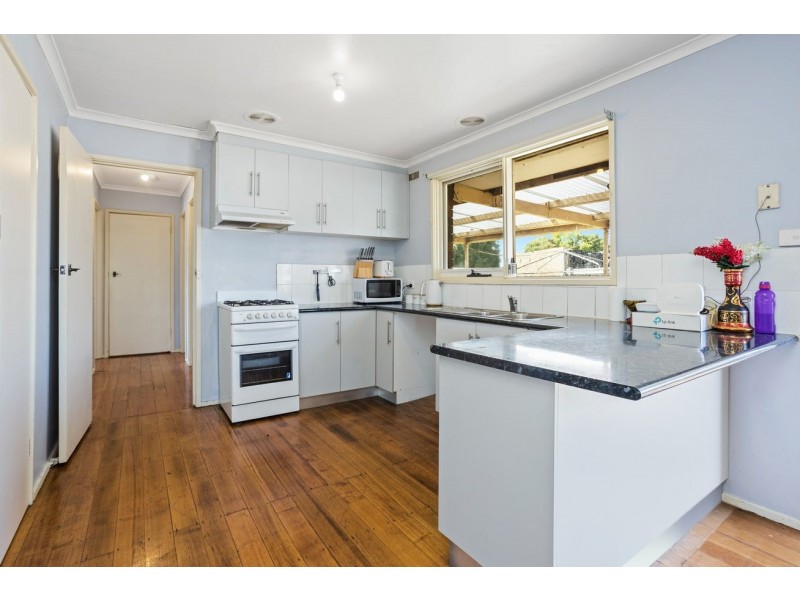 8 Mitchell Road, Melton South VIC 3338