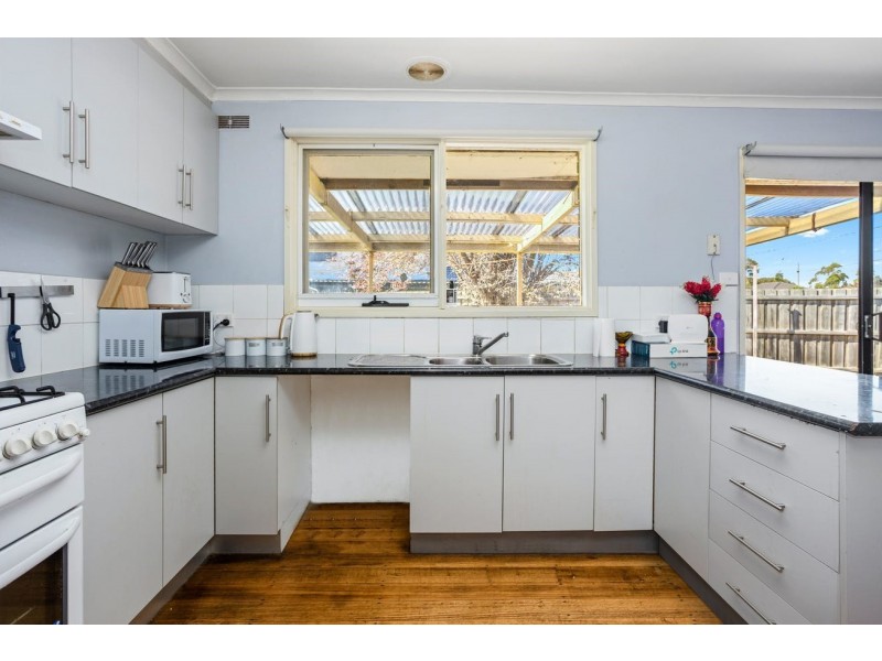 8 Mitchell Road, Melton South VIC 3338