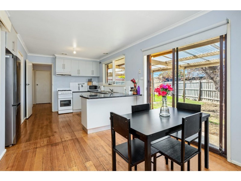 8 Mitchell Road, Melton South VIC 3338