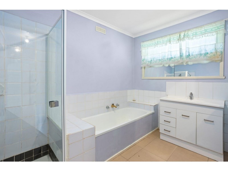 8 Mitchell Road, Melton South VIC 3338