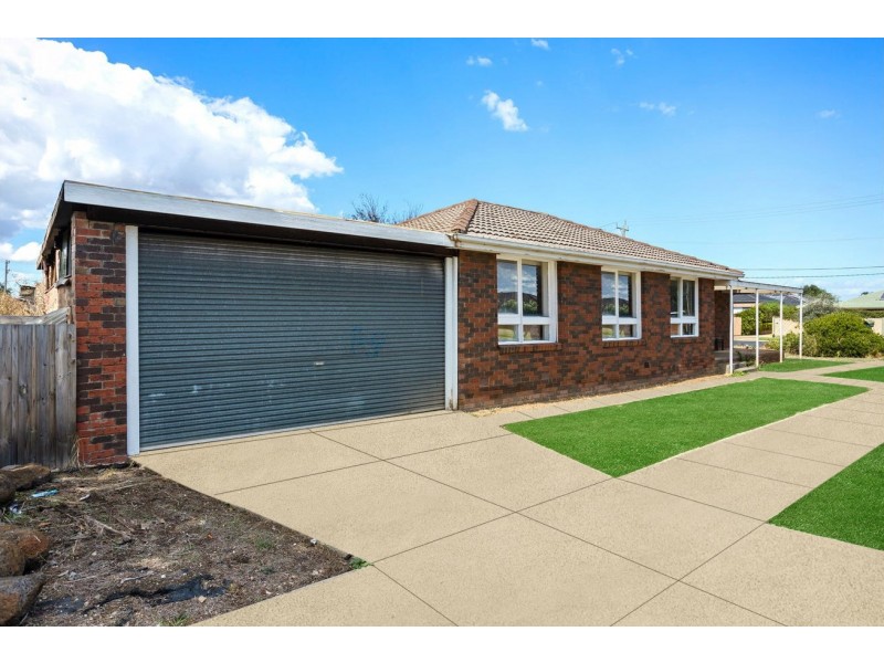 8 Mitchell Road, Melton South VIC 3338