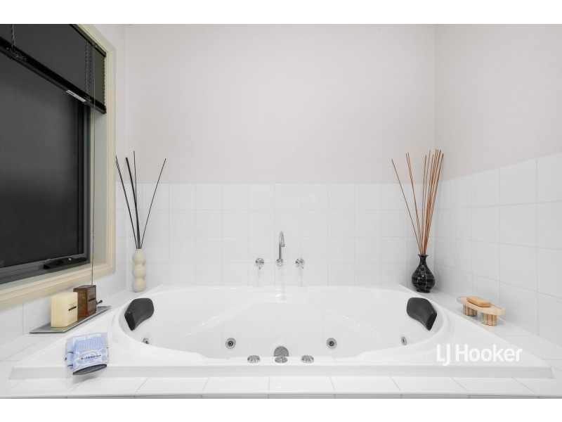 6 Brampton Close, Point Cook VIC 3030