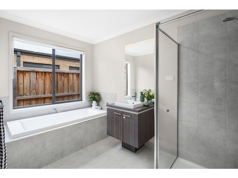 102 Grassbird Drive, Point Cook VIC 3030