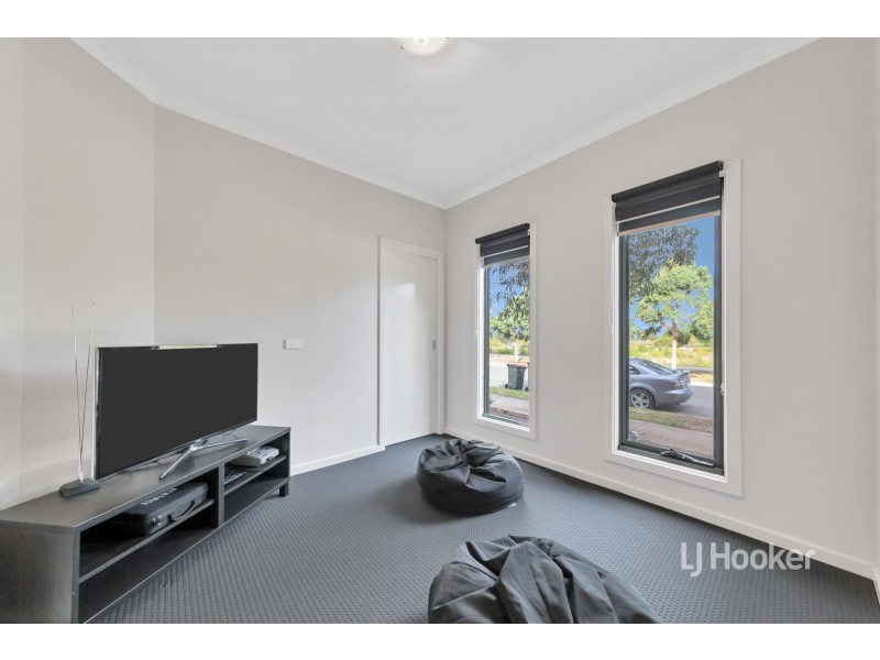 27 Everglade Crescent, Roxburgh Park VIC 3064