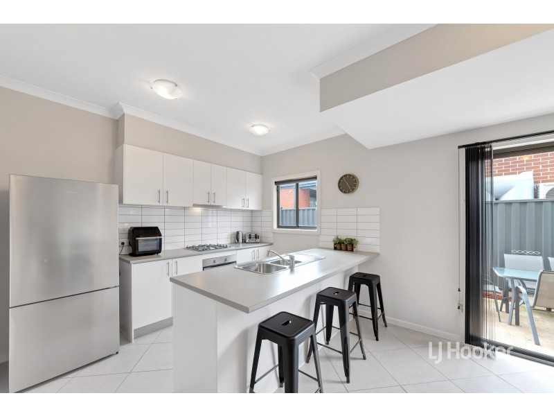 27 Everglade Crescent, Roxburgh Park VIC 3064