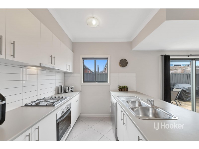 27 Everglade Crescent, Roxburgh Park VIC 3064