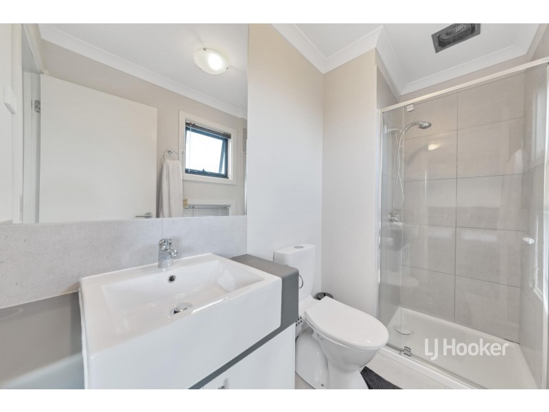 27 Everglade Crescent, Roxburgh Park VIC 3064