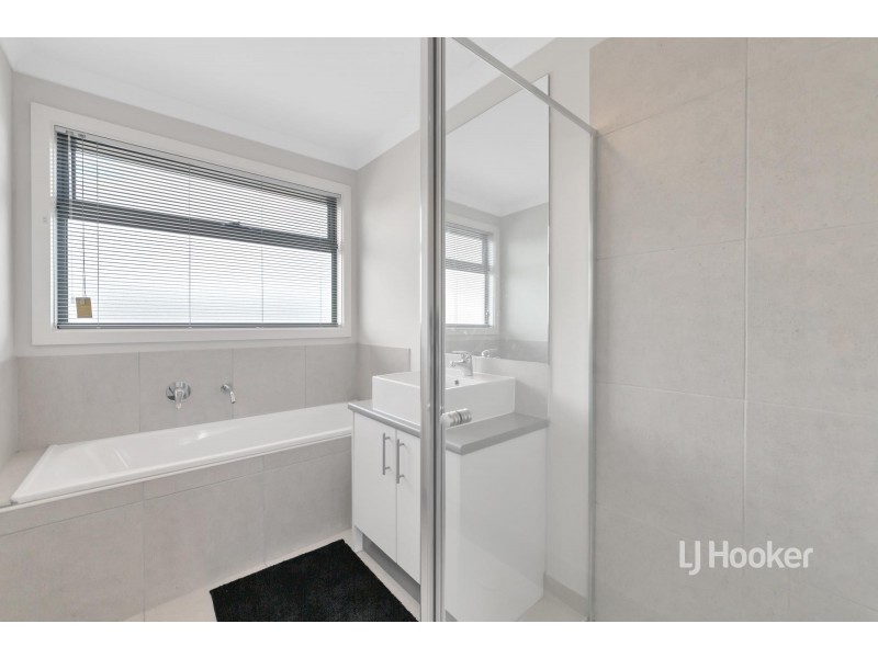 27 Everglade Crescent, Roxburgh Park VIC 3064