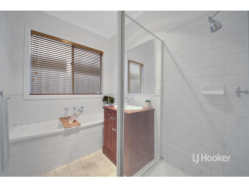 14 Creswick Drive, Point Cook VIC 3030