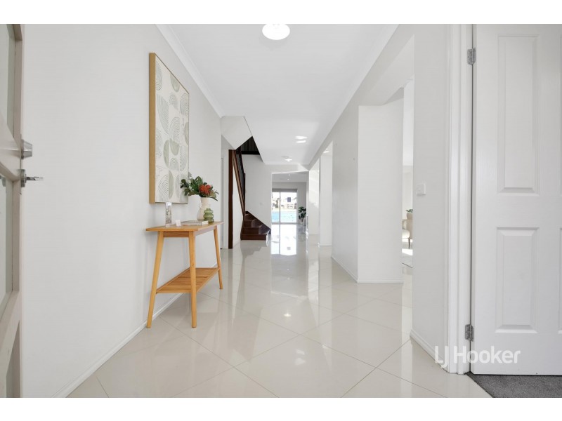 22 Seaview Point, Sanctuary Lakes VIC 3030