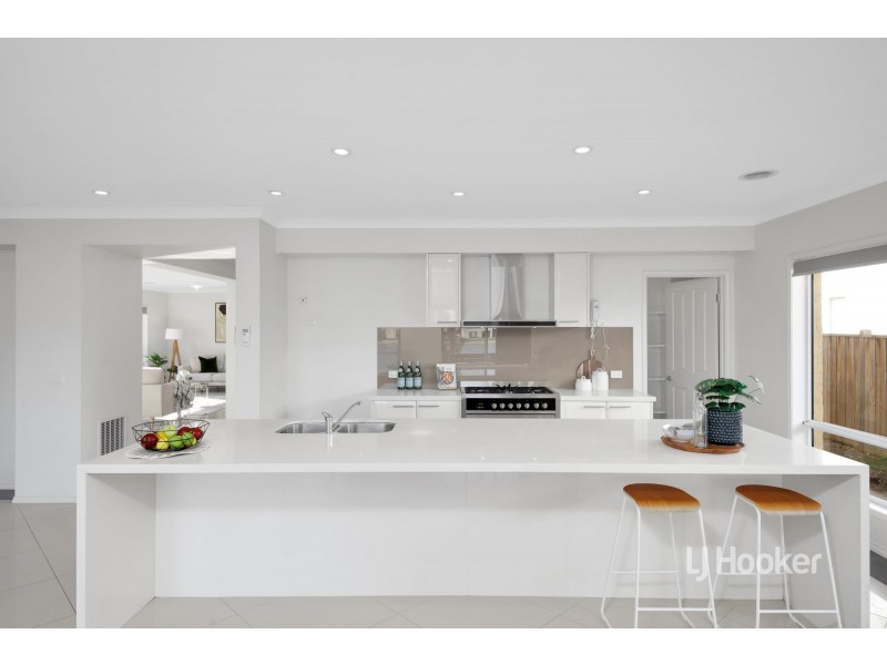 22 Seaview Point, Sanctuary Lakes VIC 3030