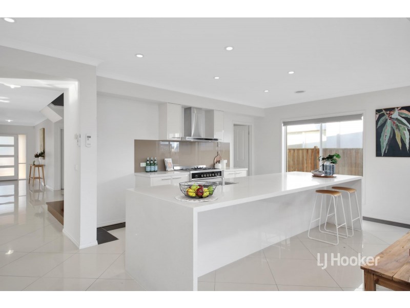 22 Seaview Point, Sanctuary Lakes VIC 3030